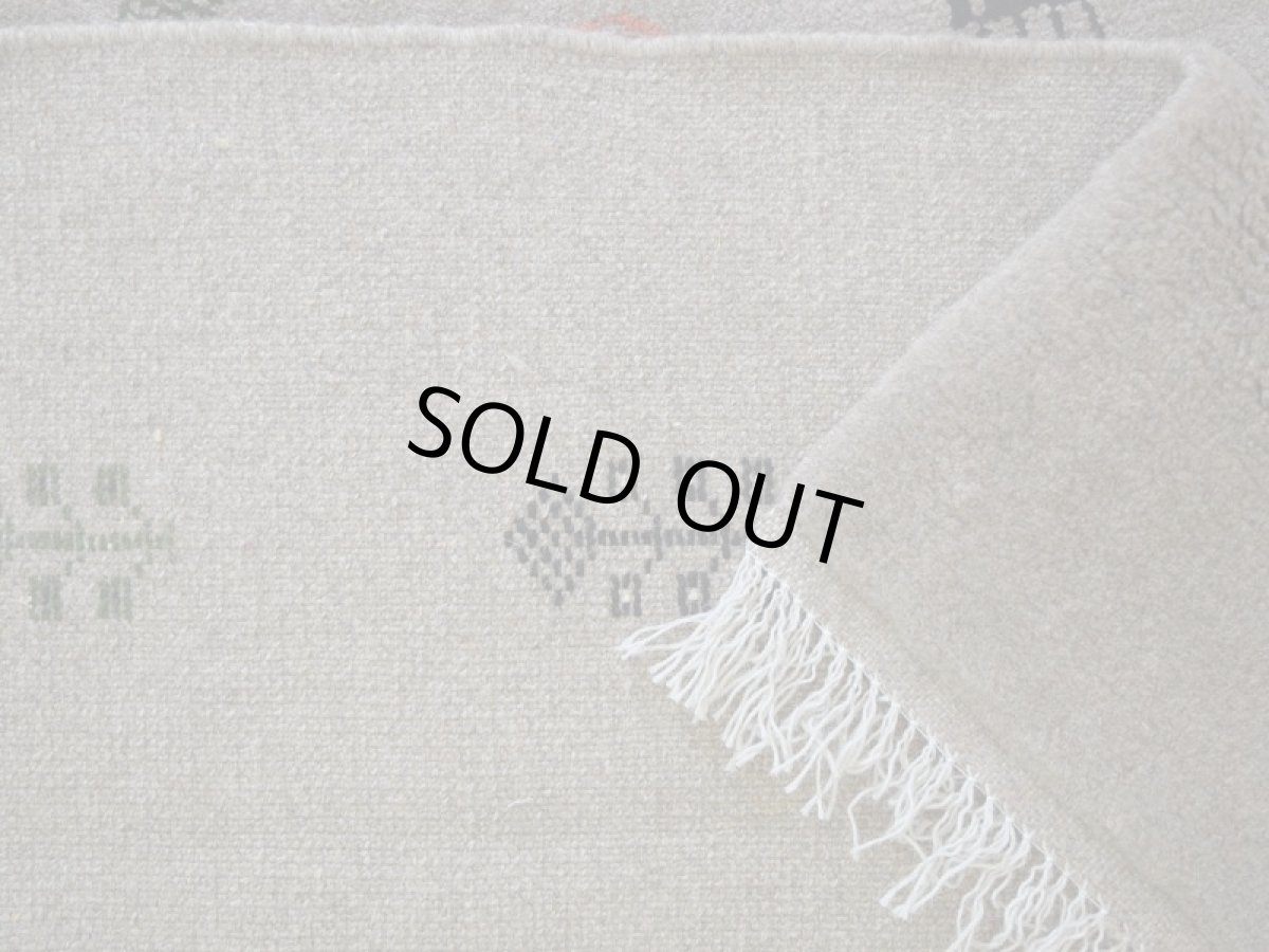 画像15: 新品 ペルシャ ギャッベ 縦2m 横1.5m 3㎡ 〜2帖程度 リビング ダイニング 2-3人掛けソファ サイズ 199 × 145 cm No.R415 肉厚 天然 ウール ギャベ 手織り ハンドメイド ラグ 絨毯 カーペット リビングダイニングルームやベッドサイドに ライトグレー ベージュ n-r415-199146h051-002 (15)