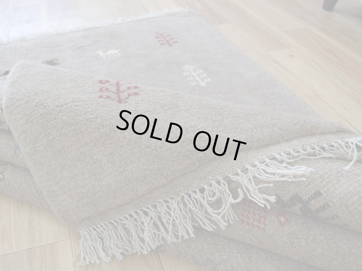 画像14: 新品 ペルシャ ギャッベ 縦2m 横1.5m 3㎡ 〜2帖程度 リビング ダイニング 2-3人掛けソファ サイズ 199 × 145 cm No.R415 肉厚 天然 ウール ギャベ 手織り ハンドメイド ラグ 絨毯 カーペット リビングダイニングルームやベッドサイドに ライトグレー ベージュ n-r415-199146h051-002 (14)