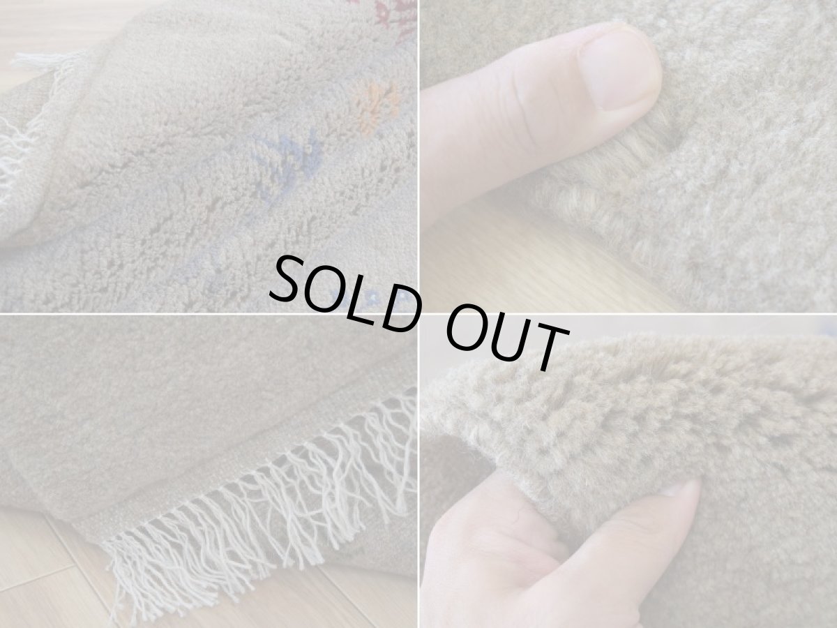 画像18: 新品 ペルシャ ギャッベ 縦2m 横1.5m 3㎡ 〜2帖程度 リビング ダイニング 2-3人掛けソファ サイズ 199 × 145 cm No.R415 肉厚 天然 ウール ギャベ 手織り ハンドメイド ラグ 絨毯 カーペット リビングダイニングルームやベッドサイドに ライトグレー ベージュ n-r415-199146h051-002 (18)