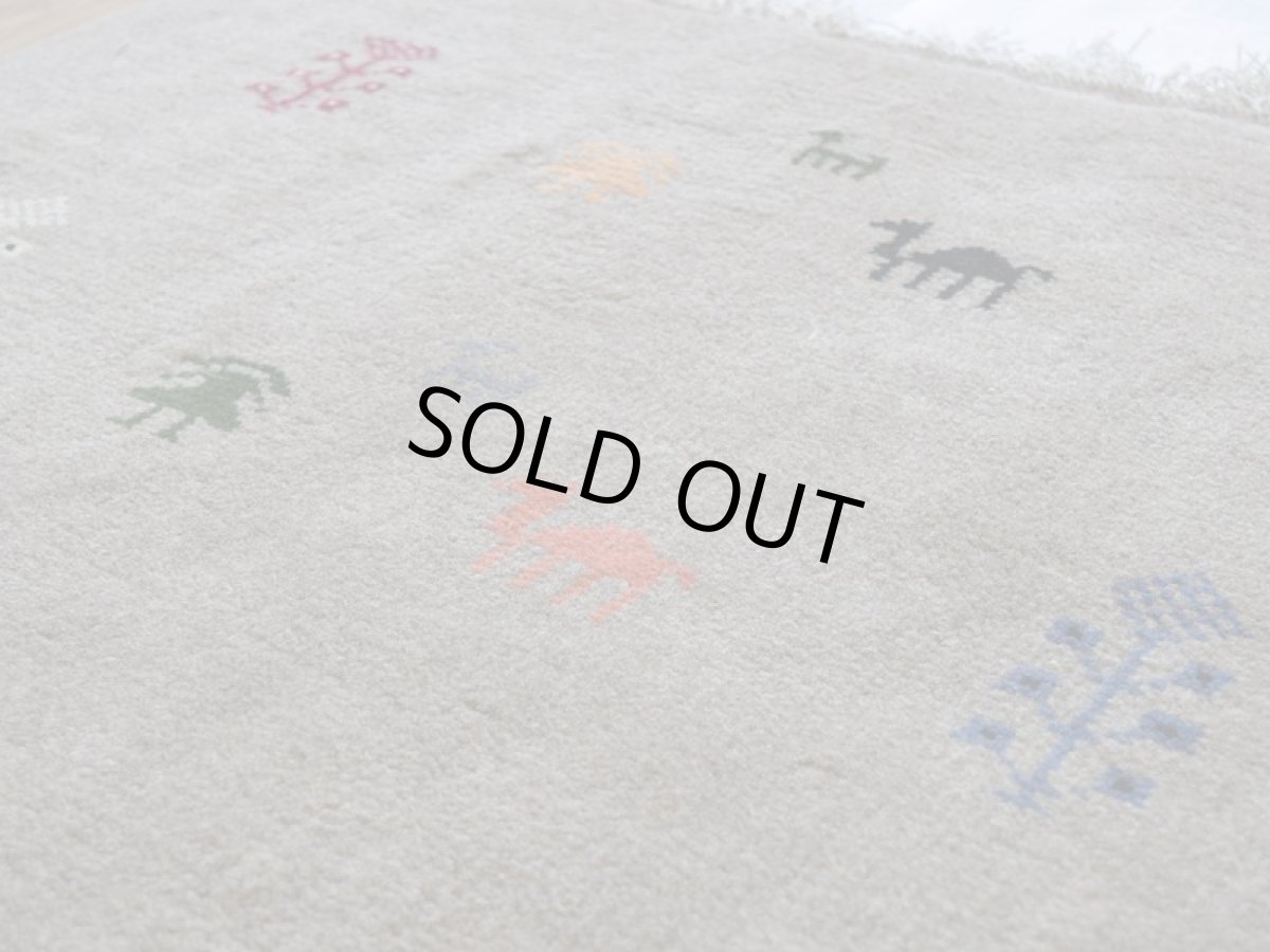 画像10: 新品 ペルシャ ギャッベ 縦2m 横1.5m 3㎡ 〜2帖程度 リビング ダイニング 2-3人掛けソファ サイズ 199 × 145 cm No.R415 肉厚 天然 ウール ギャベ 手織り ハンドメイド ラグ 絨毯 カーペット リビングダイニングルームやベッドサイドに ライトグレー ベージュ n-r415-199146h051-002 (10)