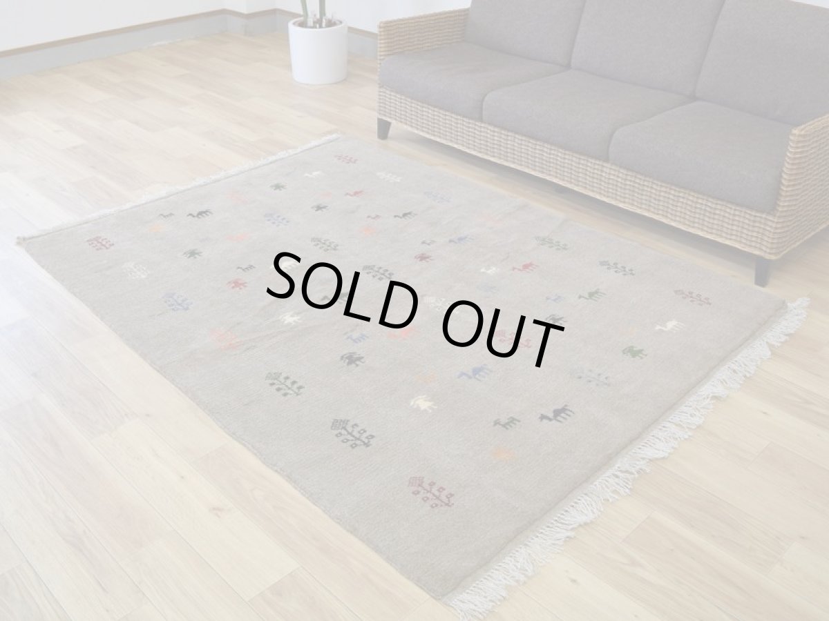 画像2: 新品 ペルシャ ギャッベ 縦2m 横1.5m 3㎡ 〜2帖程度 リビング ダイニング 2-3人掛けソファ サイズ 199 × 145 cm No.R415 肉厚 天然 ウール ギャベ 手織り ハンドメイド ラグ 絨毯 カーペット リビングダイニングルームやベッドサイドに ライトグレー ベージュ n-r415-199146h051-002 (2)