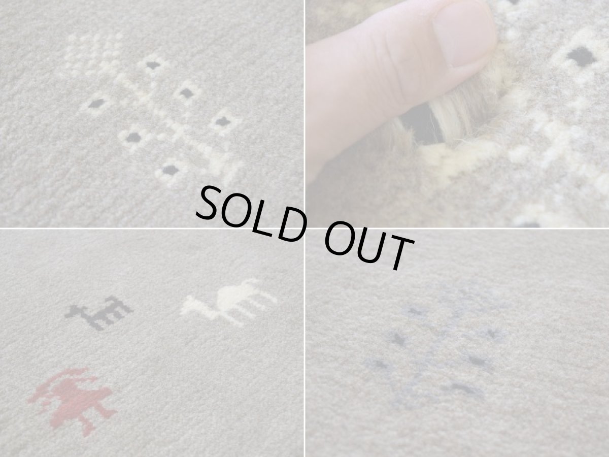 画像16: 新品 ペルシャ ギャッベ 縦2m 横1.5m 3㎡ 〜2帖程度 リビング ダイニング 2-3人掛けソファ サイズ 199 × 145 cm No.R415 肉厚 天然 ウール ギャベ 手織り ハンドメイド ラグ 絨毯 カーペット リビングダイニングルームやベッドサイドに ライトグレー ベージュ n-r415-199146h051-002 (16)