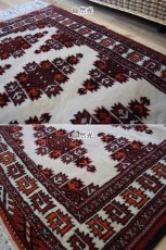 画像7: 新品 ペルシャ 部族絨毯 トルクメン 縦1.3m 横0.9m アクセント ラグ サイズ 132 x 85 cm No.F119 天然 肉厚 ウール 手織り ハンドメイド トライバル ラグ マット カーペット 朱 赤 ベージュ クリーム ギュル 幾何学模様 民族柄 n-f119-132085h001 (7)
