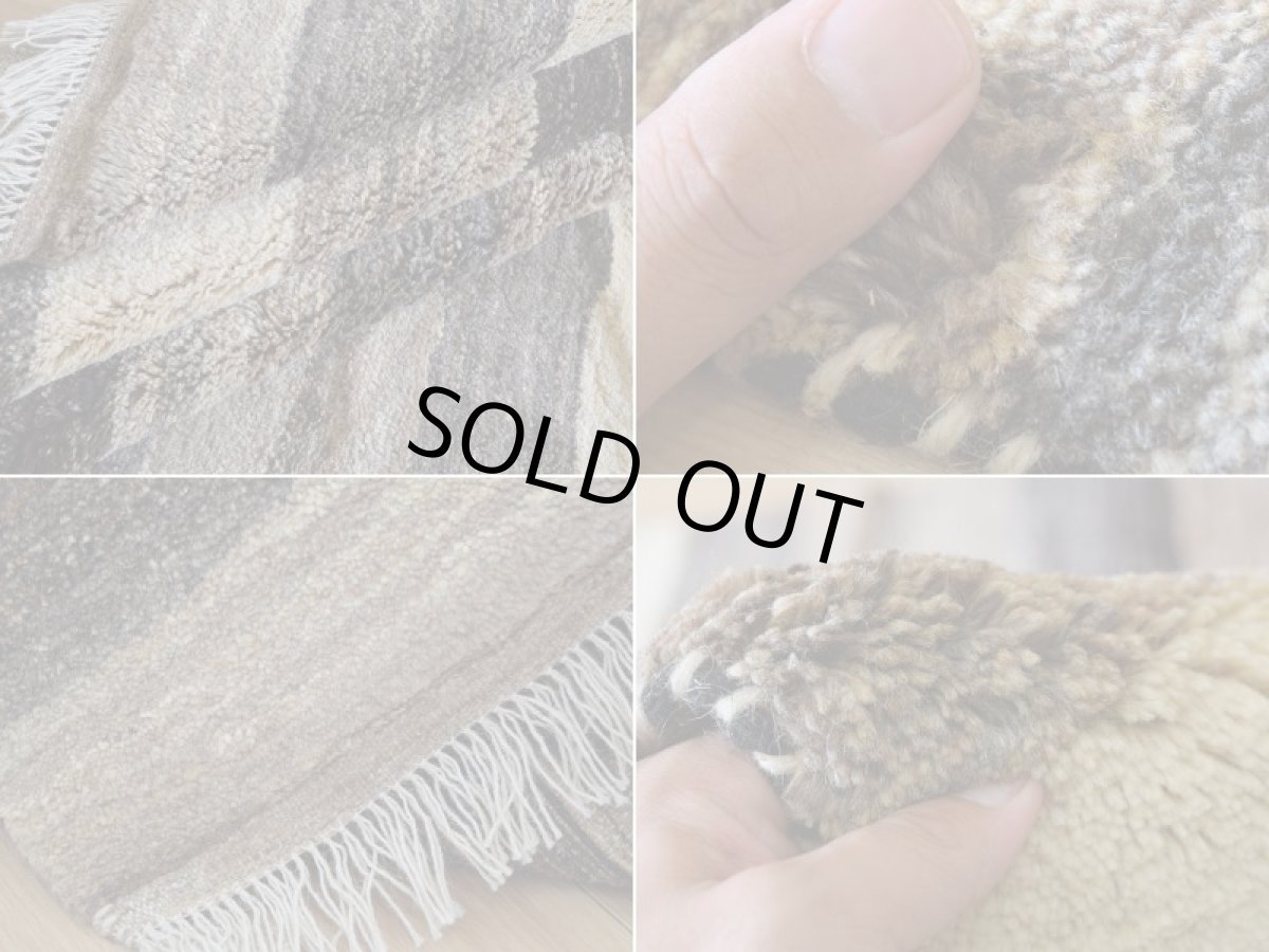 画像18: 新品 ペルシャ ギャッベ 縦2m 横1.5m 3㎡ 〜2帖 リビング ダイニング 2-3人掛けソファ サイズ 193 × 151 cm No.P400 肉厚 天然 ウール ギャベ 手織り ハンドメイド ラグ 絨毯 カーペット リビングダイニングルームやベッドサイドに 生成り ベージュ 茶 グレー 原毛系 ボーダー グラデーション n-p400-193151h092p (18)