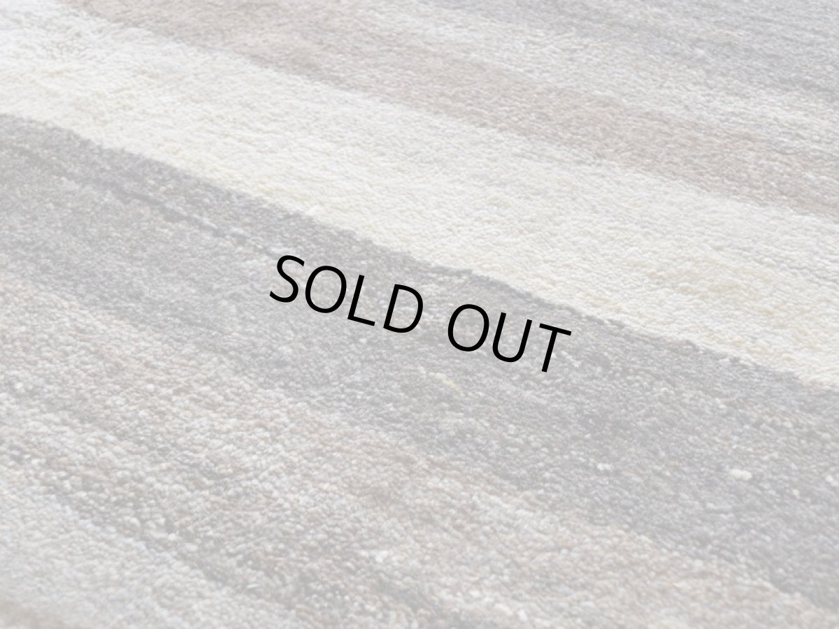 画像10: 新品 ペルシャ ギャッベ 縦2m 横1.5m 3㎡ 〜2帖 リビング ダイニング 2-3人掛けソファ サイズ 193 × 151 cm No.P400 肉厚 天然 ウール ギャベ 手織り ハンドメイド ラグ 絨毯 カーペット リビングダイニングルームやベッドサイドに 生成り ベージュ 茶 グレー 原毛系 ボーダー グラデーション n-p400-193151h092p (10)