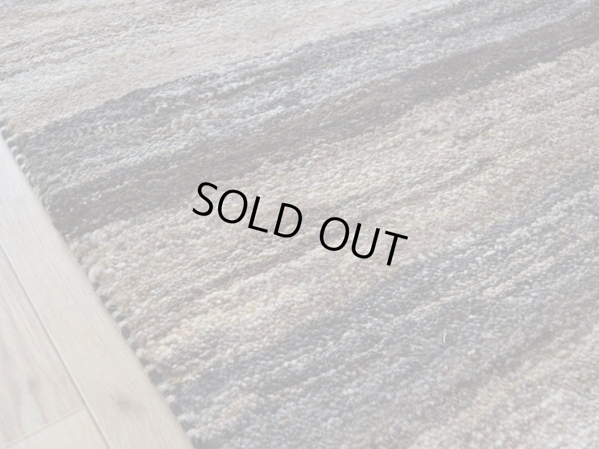 画像12: 新品 ペルシャ ギャッベ 縦2m 横1.5m 3㎡ 〜2帖 リビング ダイニング 2-3人掛けソファ サイズ 193 × 151 cm No.P400 肉厚 天然 ウール ギャベ 手織り ハンドメイド ラグ 絨毯 カーペット リビングダイニングルームやベッドサイドに 生成り ベージュ 茶 グレー 原毛系 ボーダー グラデーション n-p400-193151h092p (12)