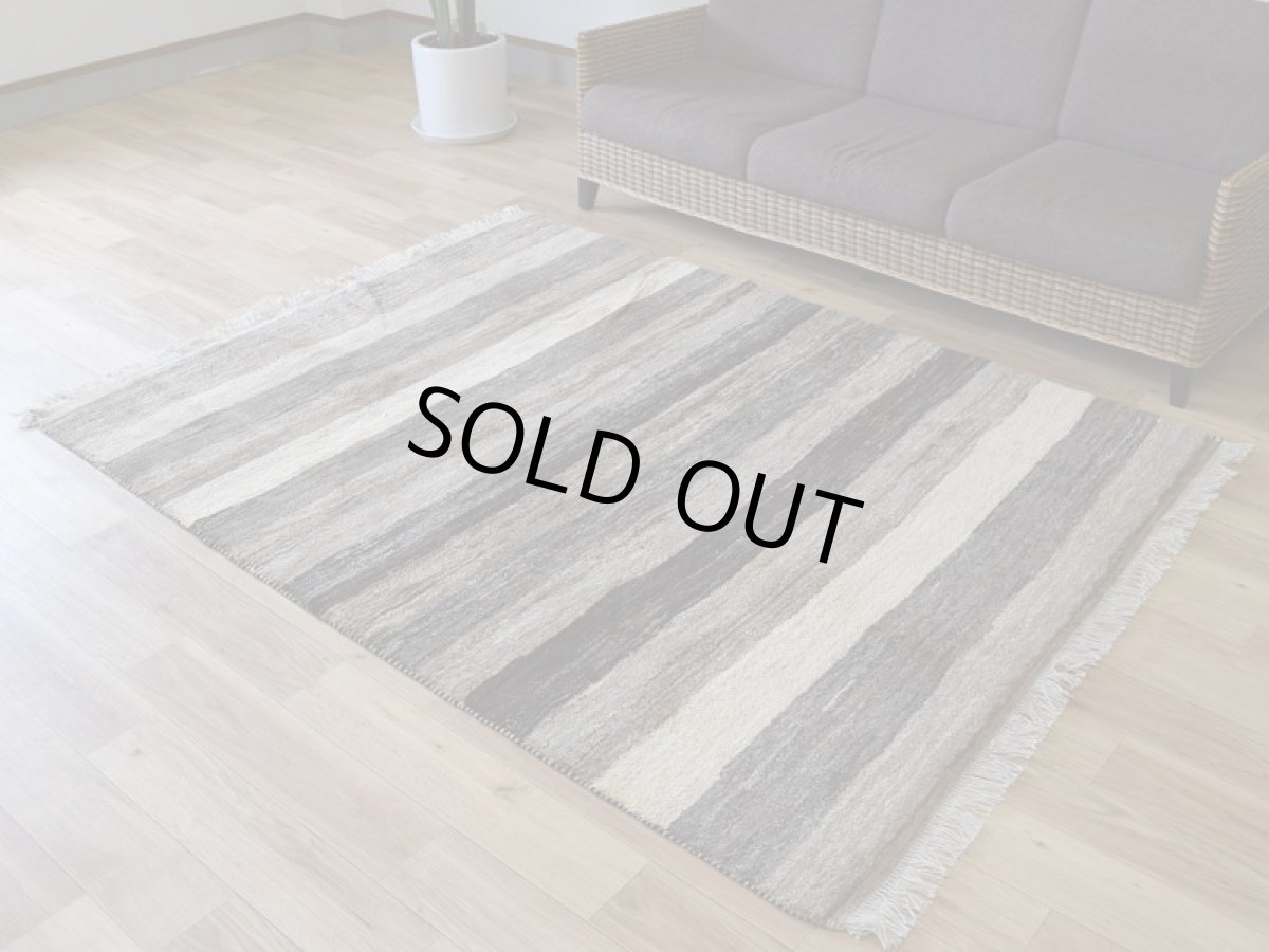 画像2: 新品 ペルシャ ギャッベ 縦2m 横1.5m 3㎡ 〜2帖 リビング ダイニング 2-3人掛けソファ サイズ 193 × 151 cm No.P400 肉厚 天然 ウール ギャベ 手織り ハンドメイド ラグ 絨毯 カーペット リビングダイニングルームやベッドサイドに 生成り ベージュ 茶 グレー 原毛系 ボーダー グラデーション n-p400-193151h092p (2)