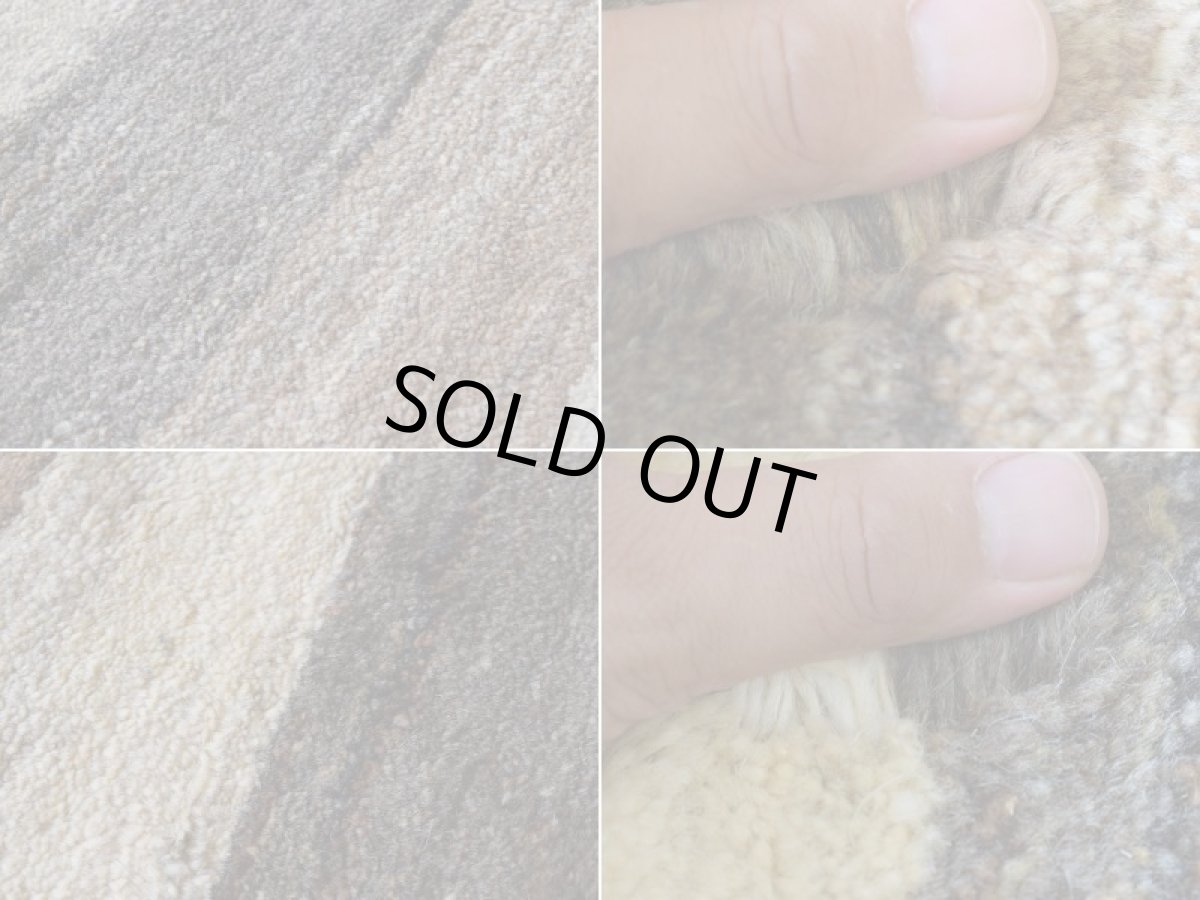 画像17: 新品 ペルシャ ギャッベ 縦2m 横1.5m 3㎡ 〜2帖 リビング ダイニング 2-3人掛けソファ サイズ 193 × 151 cm No.P400 肉厚 天然 ウール ギャベ 手織り ハンドメイド ラグ 絨毯 カーペット リビングダイニングルームやベッドサイドに 生成り ベージュ 茶 グレー 原毛系 ボーダー グラデーション n-p400-193151h092p (17)