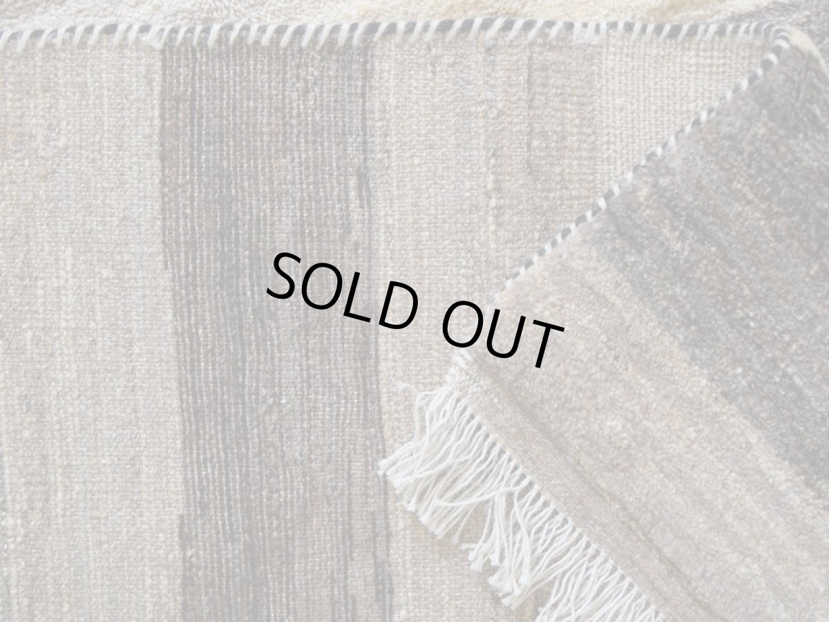 画像15: 新品 ペルシャ ギャッベ 縦2m 横1.5m 3㎡ 〜2帖 リビング ダイニング 2-3人掛けソファ サイズ 193 × 151 cm No.P400 肉厚 天然 ウール ギャベ 手織り ハンドメイド ラグ 絨毯 カーペット リビングダイニングルームやベッドサイドに 生成り ベージュ 茶 グレー 原毛系 ボーダー グラデーション n-p400-193151h092p (15)