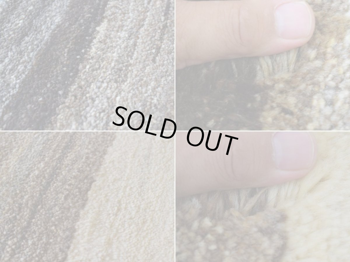 画像16: 新品 ペルシャ ギャッベ 縦2m 横1.5m 3㎡ 〜2帖 リビング ダイニング 2-3人掛けソファ サイズ 193 × 151 cm No.P400 肉厚 天然 ウール ギャベ 手織り ハンドメイド ラグ 絨毯 カーペット リビングダイニングルームやベッドサイドに 生成り ベージュ 茶 グレー 原毛系 ボーダー グラデーション n-p400-193151h092p (16)