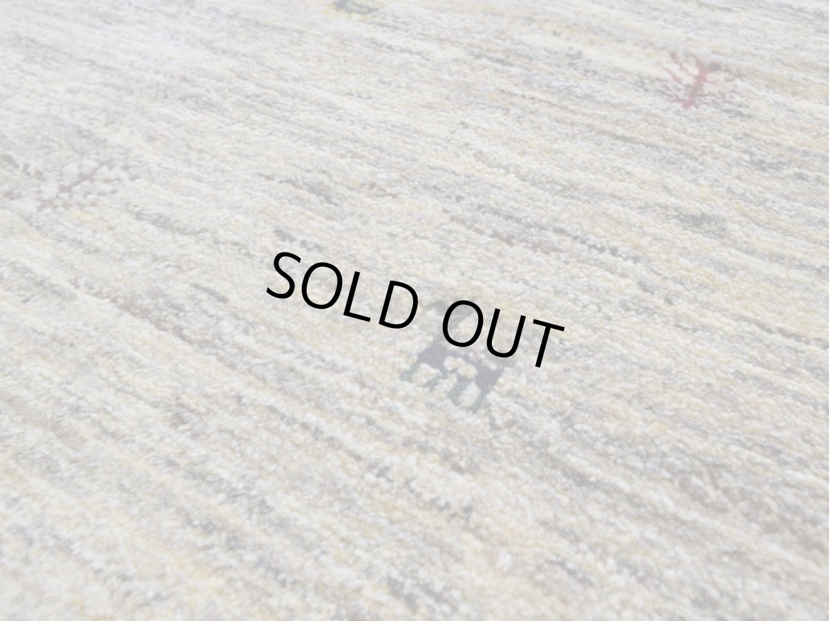 画像10: 新品 ペルシャ ギャッベ 縦2m 横1.5m 3㎡ 〜2帖 リビング ダイニング 2-3人掛けソファ サイズ 195 × 155 cm No.A580 肉厚 天然 ウール ギャベ 手織り ハンドメイド ラグ 絨毯 カーペット リビングダイニングルームやベッドサイドに 生成り クリーム 原毛系 動物 生命の樹 n-a580-195155s133-034 (10)