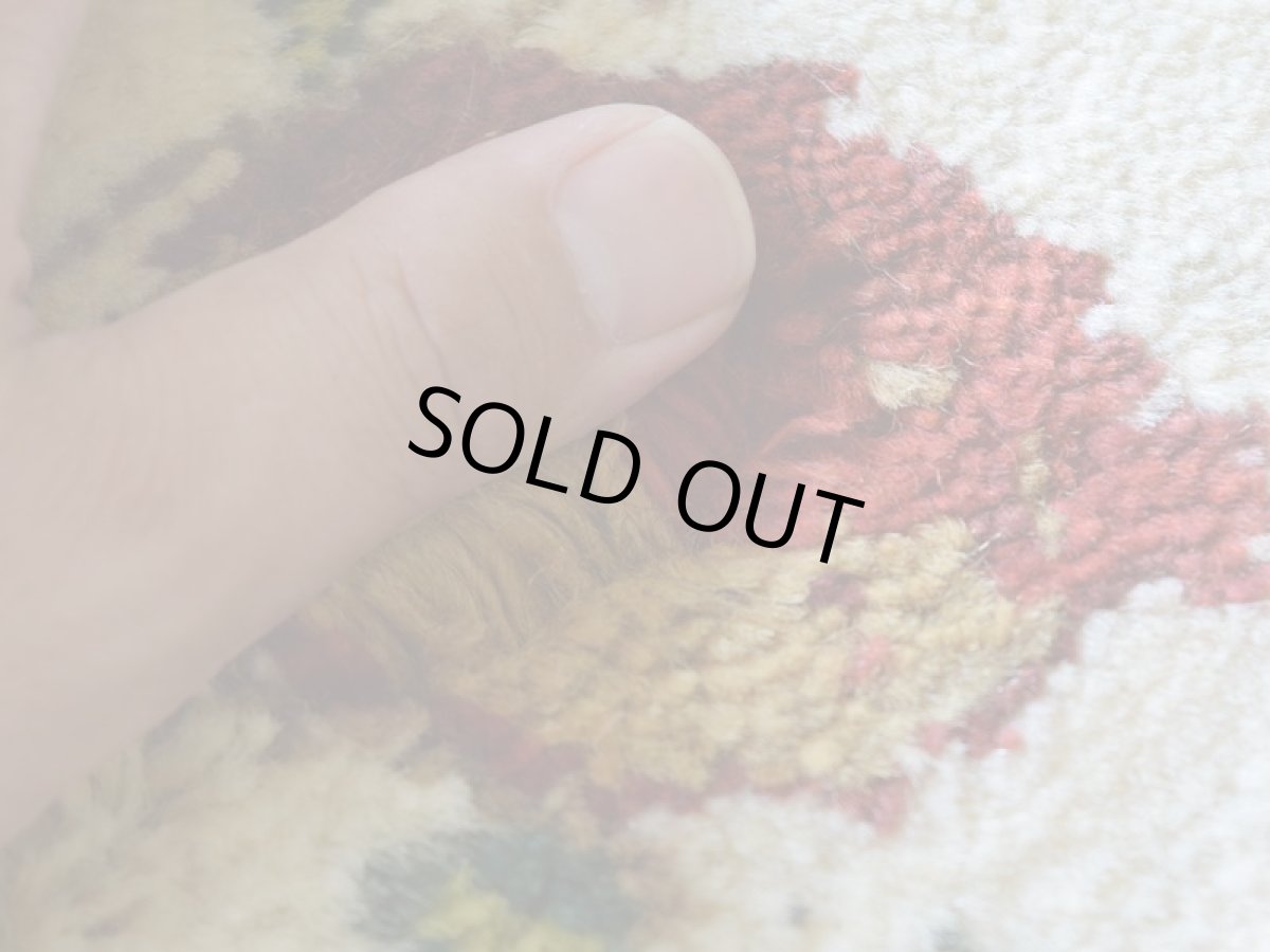 画像11: 新品 ペルシャ ギャッベ 縦2m 横1.5m 3㎡ 〜2-3帖程度 リビング ダイニング 2-3人掛けソファ サイズ 200 × 150 cm No.2437 肉厚 リーズバフト ウール 手織りギャベ  ハンドメイド ラグ 絨毯 カーペット ザクロの木 生命の樹 糸杉 生成り クリーム 緑 リビングダイニングルームやベッドサイドに N-2437-200150-S-057-379 (11)