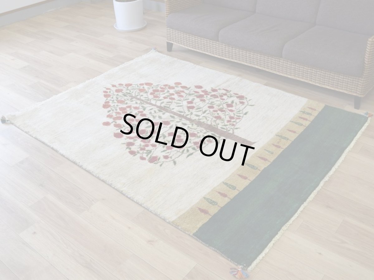 画像2: 新品 ペルシャ ギャッベ 縦2m 横1.5m 3㎡ 〜2-3帖程度 リビング ダイニング 2-3人掛けソファ サイズ 195 × 150 cm No.2441 肉厚 リーズバフト ウール 手織りギャベ  ハンドメイド ラグ 絨毯 カーペット ザクロの木 生命の樹 糸杉 生成り クリーム 緑 リビングダイニングルームやベッドサイドに N-2441-195150-S-095-077 (2)