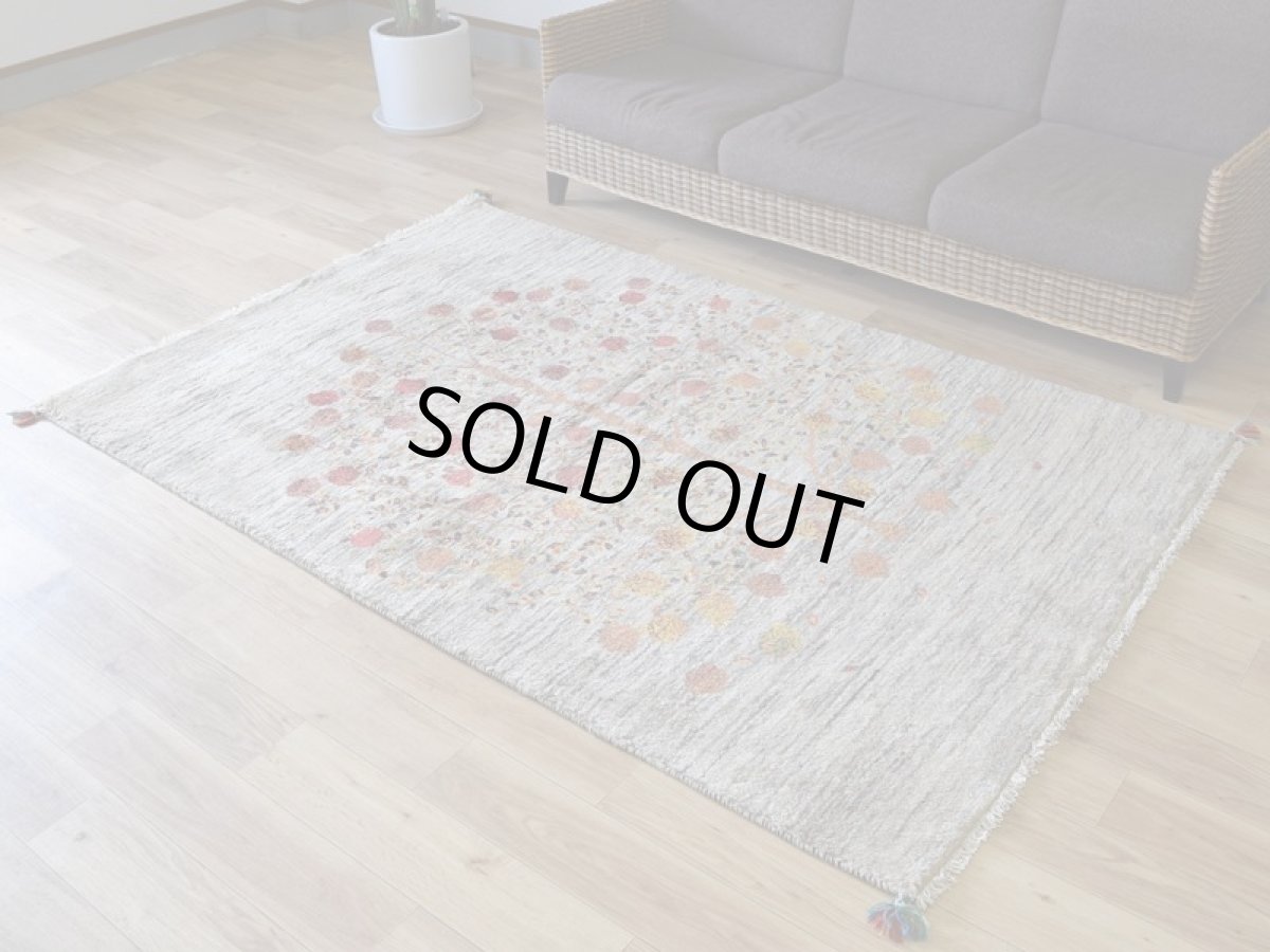 画像2: 新品 ペルシャ ギャッベ 縦2m 横1.3m 3㎡ 〜2帖程度 リビング ダイニング 2-3人掛けソファ サイズ 210 × 130 cm No.2428 肉厚 リーズバフト ウール 手織りギャベ  ハンドメイド ラグ 絨毯 カーペット ザクロの木 生命の樹 グレー リビングダイニングルームやベッドサイドに N-2428-210130-S-086-288 (2)
