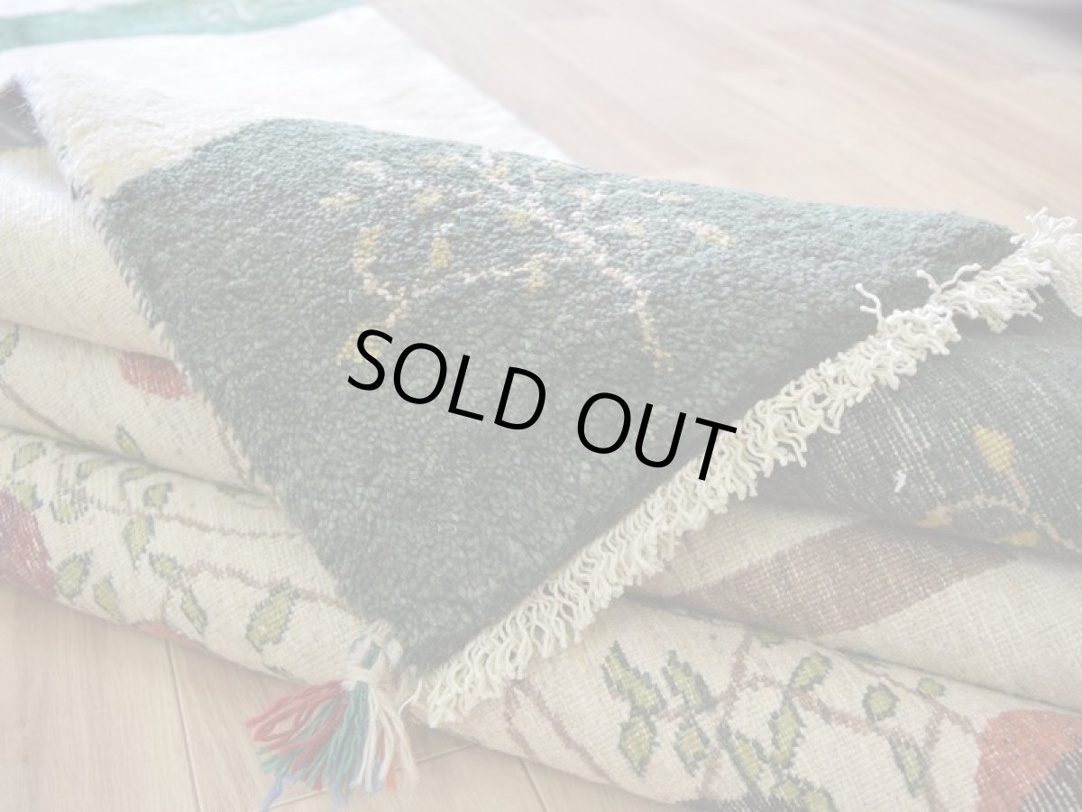 画像14: 新品 ペルシャ ギャッベ 縦2m 横1.5m 3㎡ 〜2-3帖程度 リビング ダイニング 2-3人掛けソファ サイズ 200 × 150 cm No.2437 肉厚 リーズバフト ウール 手織りギャベ  ハンドメイド ラグ 絨毯 カーペット ザクロの木 生命の樹 糸杉 生成り クリーム 緑 リビングダイニングルームやベッドサイドに N-2437-200150-S-057-379 (14)