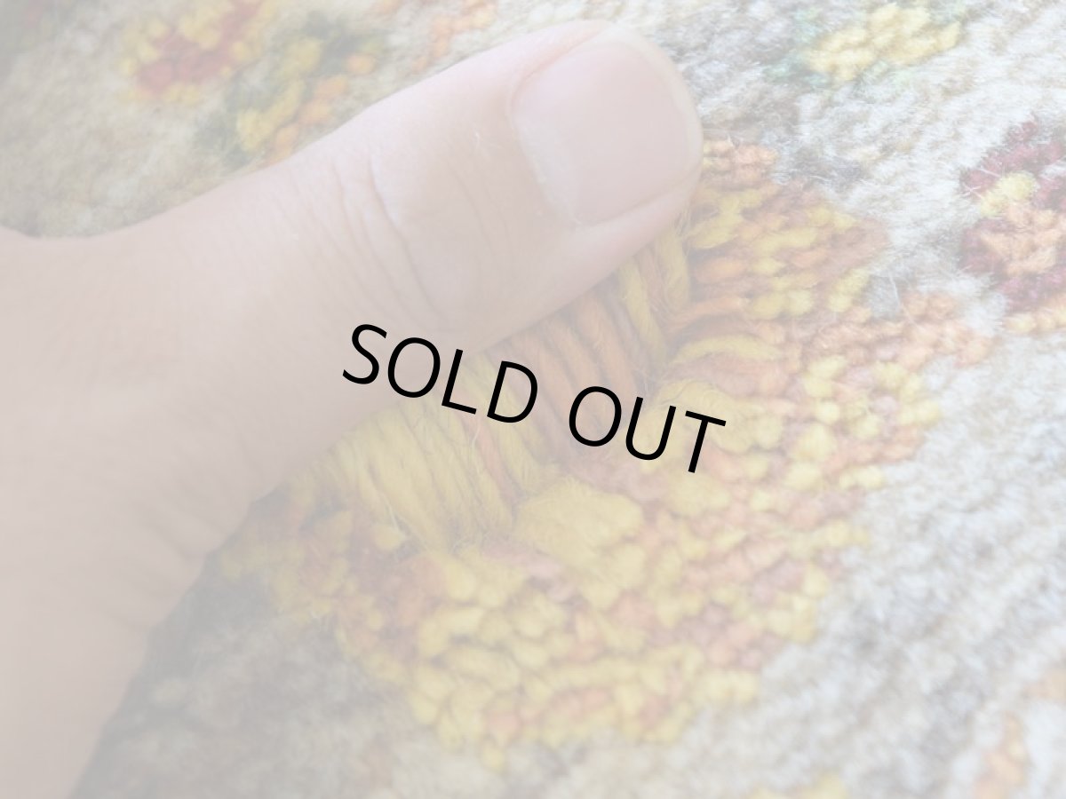 画像11: 新品 ペルシャ ギャッベ 縦2m 横1.3m 3㎡ 〜2帖程度 リビング ダイニング 2-3人掛けソファ サイズ 210 × 130 cm No.2428 肉厚 リーズバフト ウール 手織りギャベ  ハンドメイド ラグ 絨毯 カーペット ザクロの木 生命の樹 グレー リビングダイニングルームやベッドサイドに N-2428-210130-S-086-288 (11)