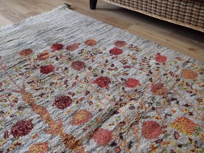 画像1: 新品 ペルシャ ギャッベ 縦2m 横1.3m 3㎡ 〜2帖程度 リビング ダイニング 2-3人掛けソファ サイズ 210 × 130 cm No.2428 肉厚 リーズバフト ウール 手織りギャベ  ハンドメイド ラグ 絨毯 カーペット ザクロの木 生命の樹 グレー リビングダイニングルームやベッドサイドに N-2428-210130-S-086-288