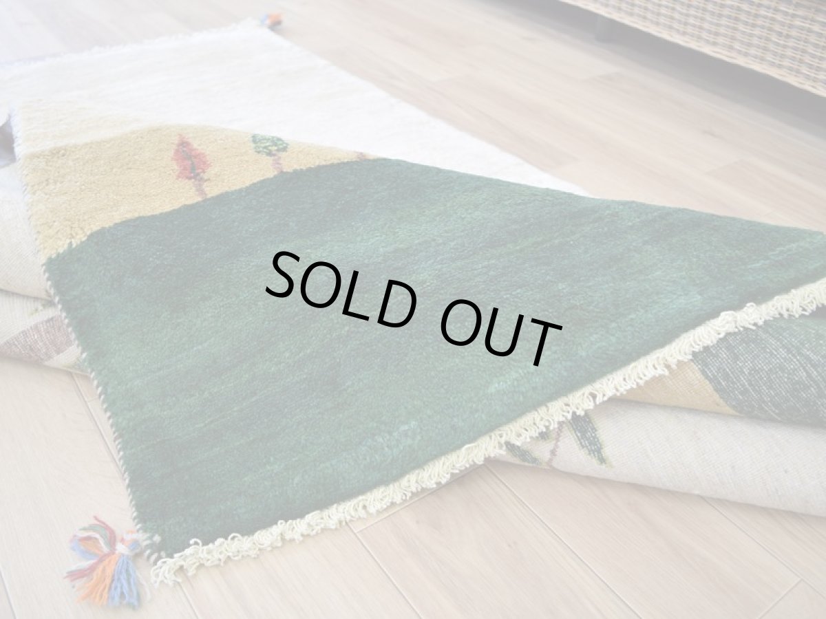 画像13: 新品 ペルシャ ギャッベ 縦2m 横1.5m 3㎡ 〜2-3帖程度 リビング ダイニング 2-3人掛けソファ サイズ 195 × 150 cm No.2441 肉厚 リーズバフト ウール 手織りギャベ  ハンドメイド ラグ 絨毯 カーペット ザクロの木 生命の樹 糸杉 生成り クリーム 緑 リビングダイニングルームやベッドサイドに N-2441-195150-S-095-077 (13)