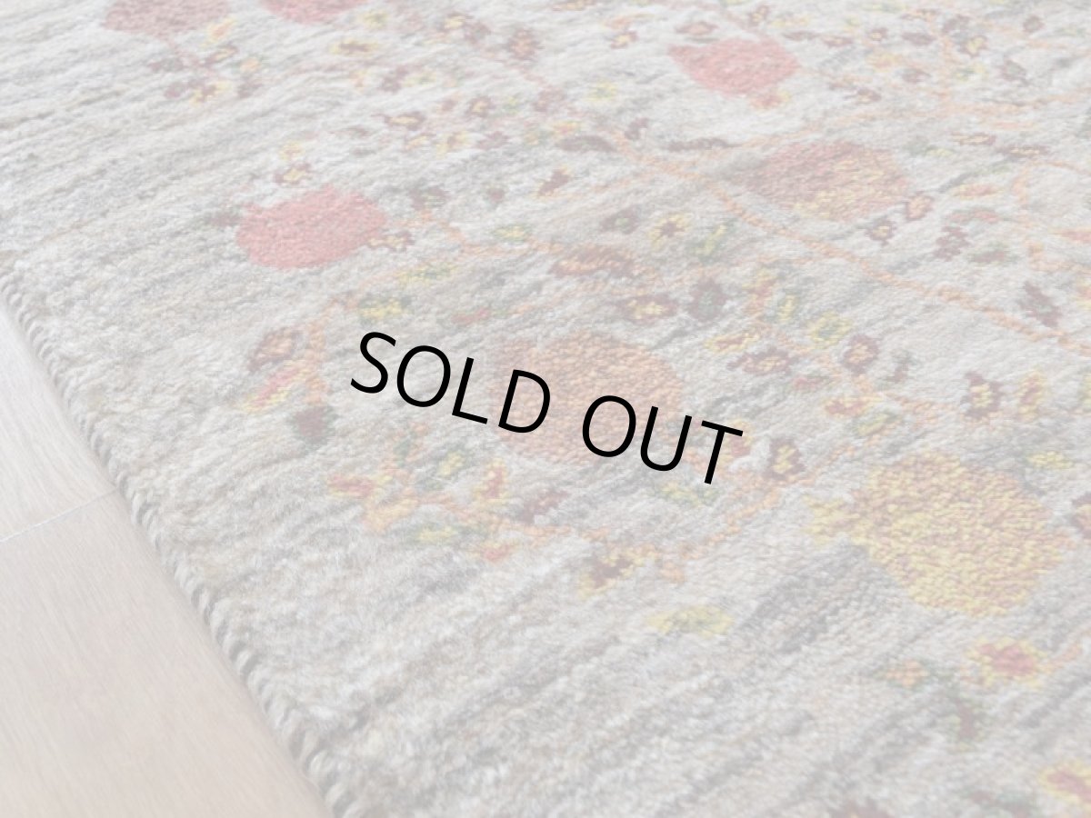 画像12: 新品 ペルシャ ギャッベ 縦2m 横1.3m 3㎡ 〜2帖程度 リビング ダイニング 2-3人掛けソファ サイズ 210 × 130 cm No.2428 肉厚 リーズバフト ウール 手織りギャベ  ハンドメイド ラグ 絨毯 カーペット ザクロの木 生命の樹 グレー リビングダイニングルームやベッドサイドに N-2428-210130-S-086-288 (12)