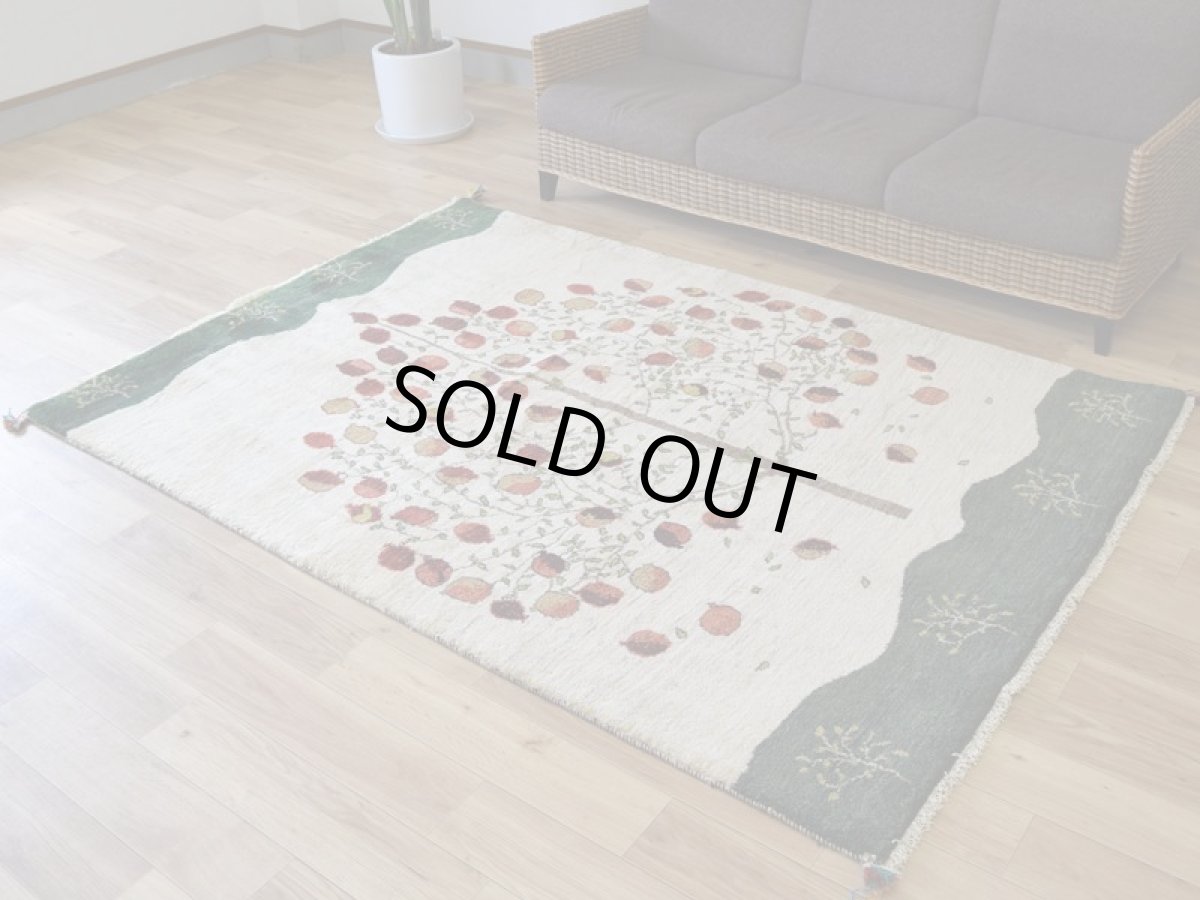 画像2: 新品 ペルシャ ギャッベ 縦2m 横1.5m 3㎡ 〜2-3帖程度 リビング ダイニング 2-3人掛けソファ サイズ 200 × 150 cm No.2437 肉厚 リーズバフト ウール 手織りギャベ  ハンドメイド ラグ 絨毯 カーペット ザクロの木 生命の樹 糸杉 生成り クリーム 緑 リビングダイニングルームやベッドサイドに N-2437-200150-S-057-379 (2)