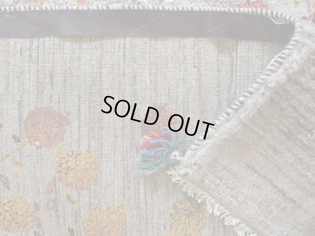 画像15: 新品 ペルシャ ギャッベ 縦2m 横1.3m 3㎡ 〜2帖程度 リビング ダイニング 2-3人掛けソファ サイズ 210 × 130 cm No.2428 肉厚 リーズバフト ウール 手織りギャベ  ハンドメイド ラグ 絨毯 カーペット ザクロの木 生命の樹 グレー リビングダイニングルームやベッドサイドに N-2428-210130-S-086-288 (15)