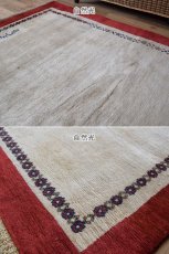 画像7: 新品 ペルシャ ギャッベ 縦2m 横1.4m 3㎡ 〜2帖程度 リビング ダイニング 2-3人掛けソファ サイズ 207 × 138 cm No.2427 肉厚 リーズバフト ウール 手織りギャベ  ハンドメイド ラグ 絨毯 カーペット 生成り クリーム 赤 リビングダイニングルームやベッドサイドに n-2427-207138s317-729 (7)