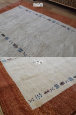 画像7: 新品 ペルシャ ギャッベ 縦2m 横1.4m 3㎡ 〜2帖程度 リビング ダイニング 2-3人掛けソファ サイズ 205 × 138 cm No.2426 肉厚 リーズバフト ウール 手織りギャベ  ハンドメイド ラグ 絨毯 カーペット 生成り クリーム イエロー オレンジ リビングダイニングルームやベッドサイドに n-2426-205138s096-888 (7)