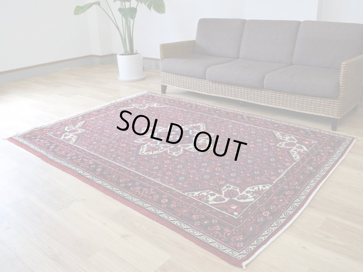 画像2: 良品 ペルシャ 部族絨毯  ハマダン 縦2m 横1.5m 3㎡ 〜2帖 リビング ダイニング 2〜3人掛けソファ サイズ 205 x 160 cm No.R342 天然 ウール 手織り ハンドメイド トライバル ラグ 部族絨毯 マット カーペット 幾何学模様 民族柄 マヒ ヘラティ模様 赤 b-r342-205160h042-213 (2)