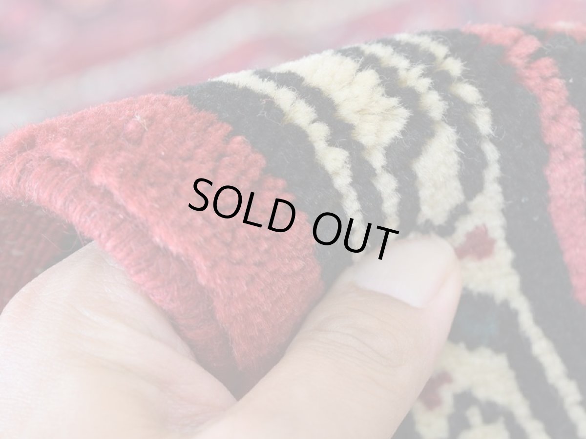 画像13: 良品 ペルシャ 部族絨毯  ハマダン 縦2m 横1.5m 3㎡ 〜2帖 リビング ダイニング 2〜3人掛けソファ サイズ 205 x 160 cm No.R342 天然 ウール 手織り ハンドメイド トライバル ラグ 部族絨毯 マット カーペット 幾何学模様 民族柄 マヒ ヘラティ模様 赤 b-r342-205160h042-213 (13)