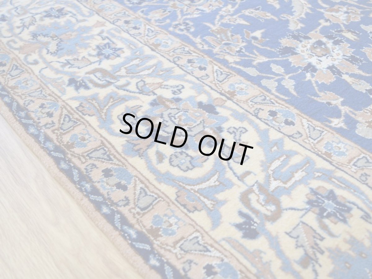 画像11: 良品 ペルシャ 絨毯 ナイン 産 9la ノーラー ノーフラ― 縦3m 横2m 6㎡ 〜6帖程度 リビング ダイニング 3人掛けソファ コーナーソファ 大判 サイズ 290 x 185 cm No.2261 天然 ウール シルク 手織り トライバル ラグ 敷物 マット カーペット メダリオン ヴィンテージ ビンテージ クリーム 生成り色 ベージュ 青 水色 ブルー 中古品に抵抗のある方にもおすすめです。 ab-2261-290185s818-5601 (11)