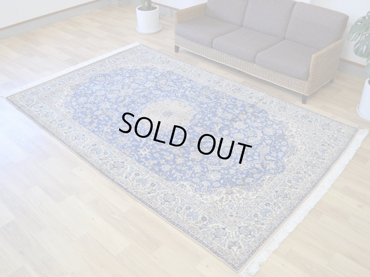 画像3: 良品 ペルシャ 絨毯 ナイン 産 9la ノーラー ノーフラ― 縦3m 横2m 6㎡ 〜6帖程度 リビング ダイニング 3人掛けソファ コーナーソファ 大判 サイズ 290 x 185 cm No.2261 天然 ウール シルク 手織り トライバル ラグ 敷物 マット カーペット メダリオン ヴィンテージ ビンテージ クリーム 生成り色 ベージュ 青 水色 ブルー 中古品に抵抗のある方にもおすすめです。 ab-2261-290185s818-5601 (3)