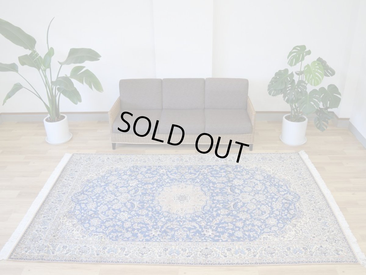 画像2: 良品 ペルシャ 絨毯 ナイン 産 9la ノーラー ノーフラ― 縦3m 横2m 6㎡ 〜6帖程度 リビング ダイニング 3人掛けソファ コーナーソファ 大判 サイズ 290 x 185 cm No.2261 天然 ウール シルク 手織り トライバル ラグ 敷物 マット カーペット メダリオン ヴィンテージ ビンテージ クリーム 生成り色 ベージュ 青 水色 ブルー 中古品に抵抗のある方にもおすすめです。 ab-2261-290185s818-5601 (2)