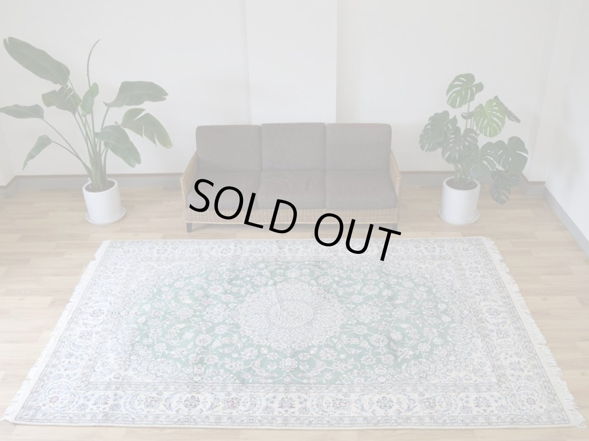 画像2: 新品 ペルシャ 絨毯 ナイン 産 9la ノーラー ノーフラ― 縦3m 横2m 6㎡ 〜6帖程度 リビング ダイニング 3人掛けソファ コーナーソファ 大判 サイズ 310 x 200 cm No.2280 肉厚 天然 ウール 手織り トライバル ラグ 敷物 カーペット メダリオン エメラルドグリーン モスグリーン n-2280-310200s0751-0402 (2)