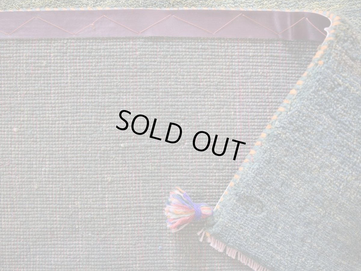 画像15: 新品 ペルシャ ギャッベ 縦2.7m 横1.6m 4㎡ 〜3帖 リビング ダイニング 2-3人掛けソファ サイズ 262 × 153 cm No.2400 天然 草木染 肉厚 ウール ギャベ 手織り ハンドメイド ラグ 絨毯 カーペット リビングダイニングルームやベッドサイドに 緑 グリーン 動物 柄 n-2400-262153s084-026 (15)