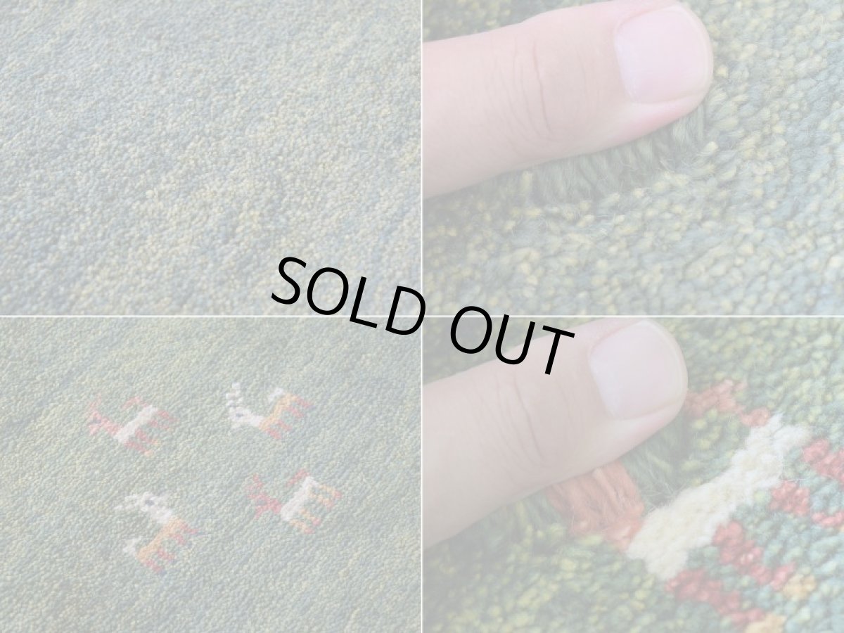 画像16: 新品 ペルシャ ギャッベ 縦2.7m 横1.6m 4㎡ 〜3帖 リビング ダイニング 2-3人掛けソファ サイズ 262 × 153 cm No.2400 天然 草木染 肉厚 ウール ギャベ 手織り ハンドメイド ラグ 絨毯 カーペット リビングダイニングルームやベッドサイドに 緑 グリーン 動物 柄 n-2400-262153s084-026 (16)