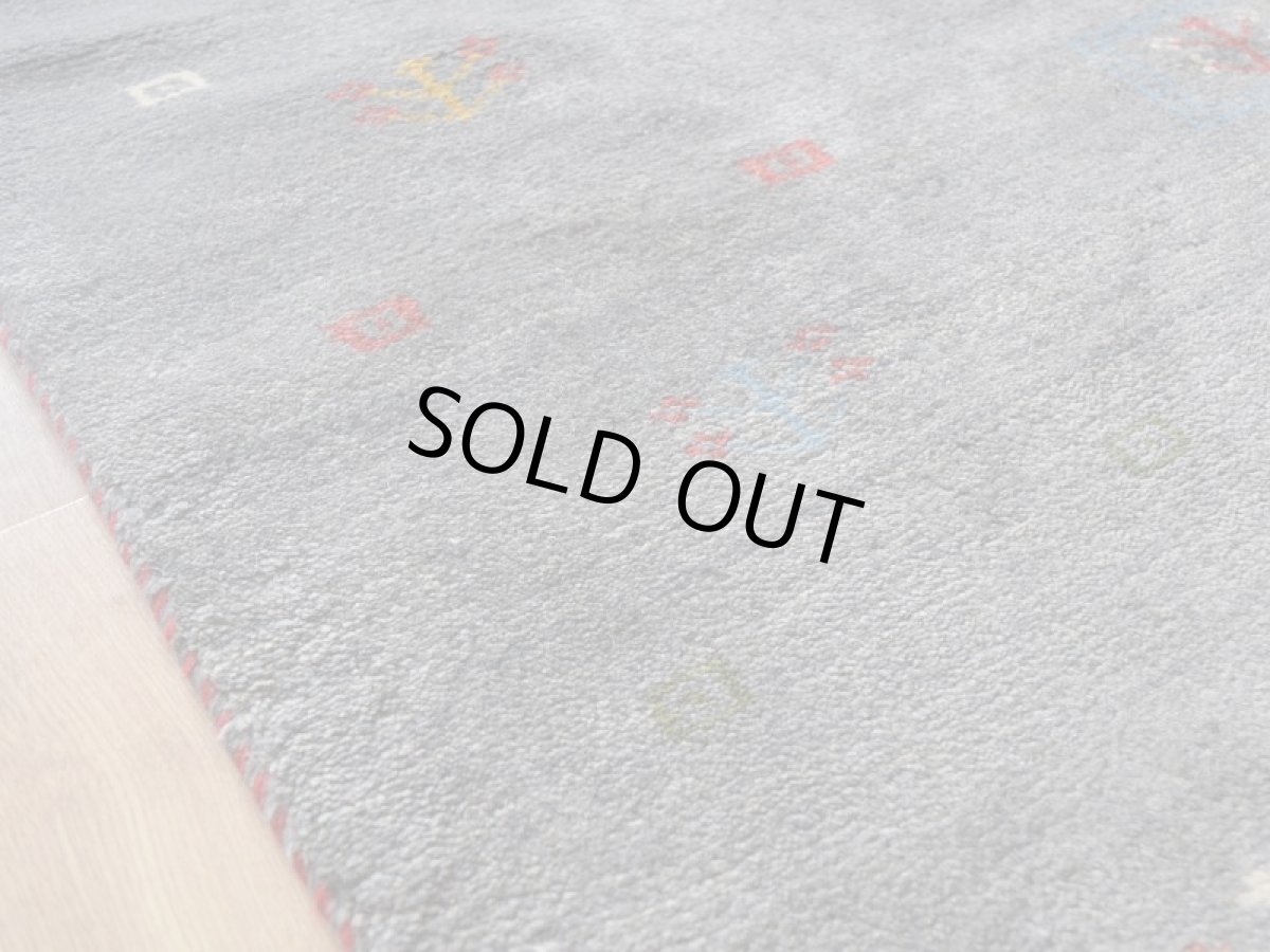 画像11: 新品 ペルシャ ギャッベ 縦2m 横1.5m 3㎡ 〜2帖程度 リビング ダイニング 2-3人掛けソファ サイズ 203 × 150 cm No.1927 天然 草木染 ウール ギャベ 手織り ハンドメイド ラグ 絨毯 カーペット リビングダイニングルームやベッドサイドに インディゴブルー グレー 灰 淡い青 藍 n-1927-203150s072p (11)