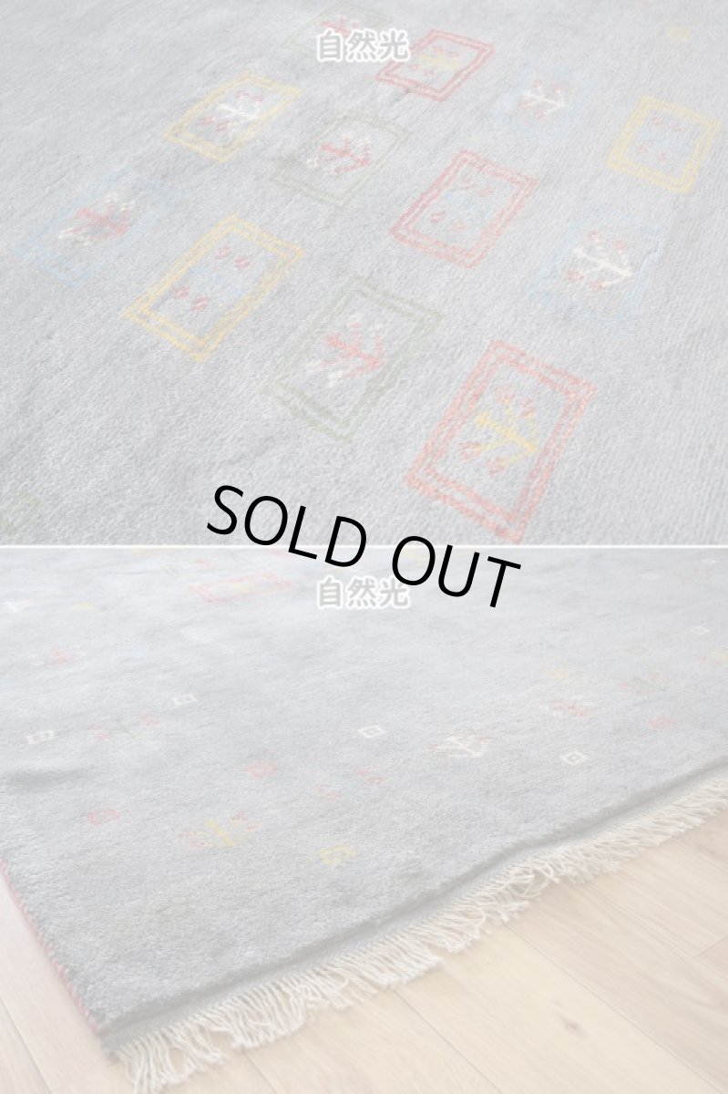 画像9: 新品 ペルシャ ギャッベ 縦2m 横1.5m 3㎡ 〜2帖程度 リビング ダイニング 2-3人掛けソファ サイズ 203 × 150 cm No.1927 天然 草木染 ウール ギャベ 手織り ハンドメイド ラグ 絨毯 カーペット リビングダイニングルームやベッドサイドに インディゴブルー グレー 灰 淡い青 藍 n-1927-203150s072p (9)