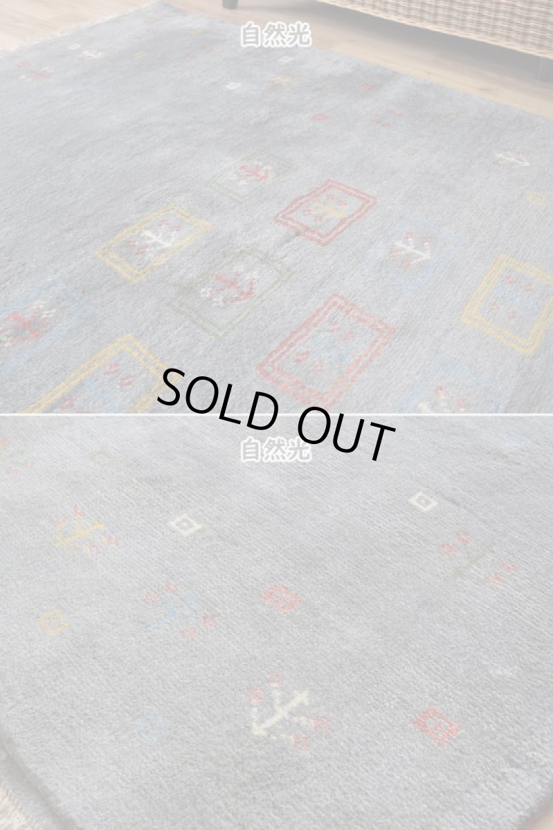 画像7: 新品 ペルシャ ギャッベ 縦2m 横1.5m 3㎡ 〜2帖程度 リビング ダイニング 2-3人掛けソファ サイズ 203 × 150 cm No.1927 天然 草木染 ウール ギャベ 手織り ハンドメイド ラグ 絨毯 カーペット リビングダイニングルームやベッドサイドに インディゴブルー グレー 灰 淡い青 藍 n-1927-203150s072p (7)