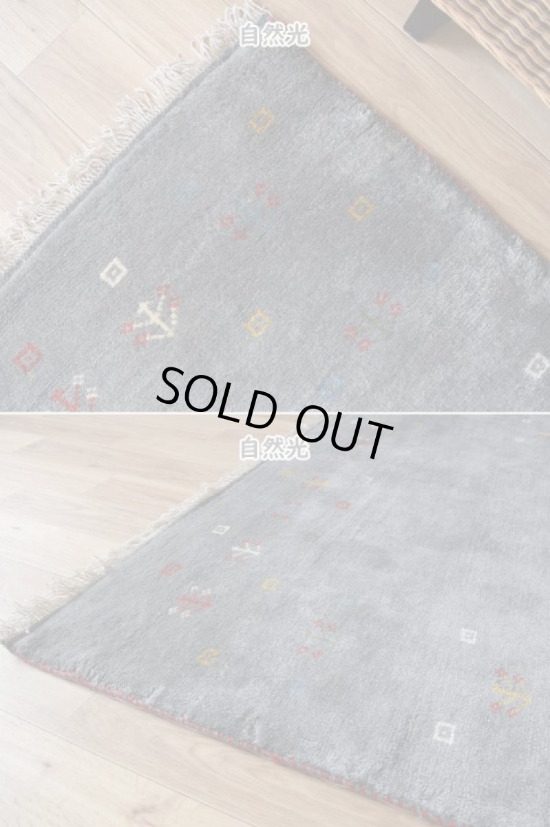 画像8: 新品 ペルシャ ギャッベ 縦2m 横1.5m 3㎡ 〜2帖程度 リビング ダイニング 2-3人掛けソファ サイズ 203 × 150 cm No.1927 天然 草木染 ウール ギャベ 手織り ハンドメイド ラグ 絨毯 カーペット リビングダイニングルームやベッドサイドに インディゴブルー グレー 灰 淡い青 藍 n-1927-203150s072p (8)