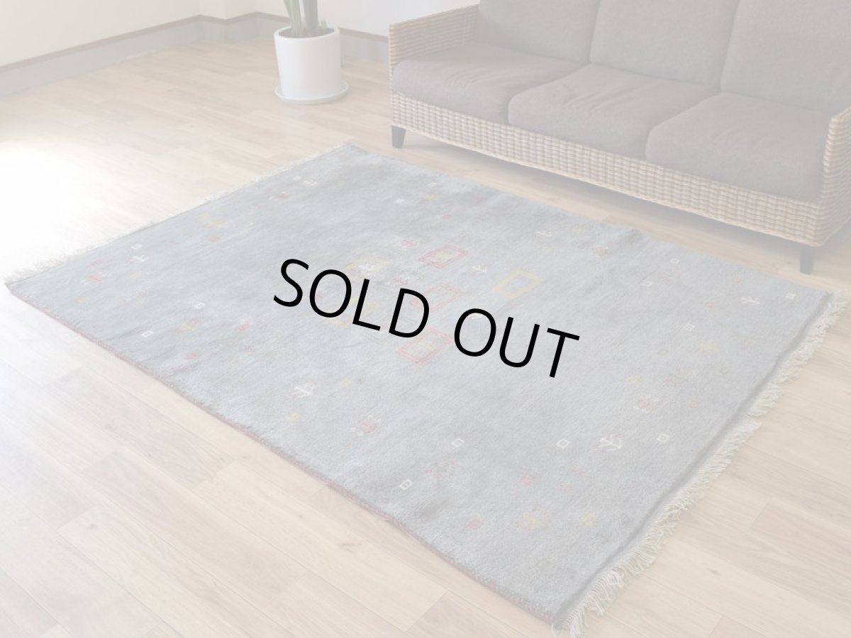 画像2: 新品 ペルシャ ギャッベ 縦2m 横1.5m 3㎡ 〜2帖程度 リビング ダイニング 2-3人掛けソファ サイズ 203 × 150 cm No.1927 天然 草木染 ウール ギャベ 手織り ハンドメイド ラグ 絨毯 カーペット リビングダイニングルームやベッドサイドに インディゴブルー グレー 灰 淡い青 藍 n-1927-203150s072p (2)