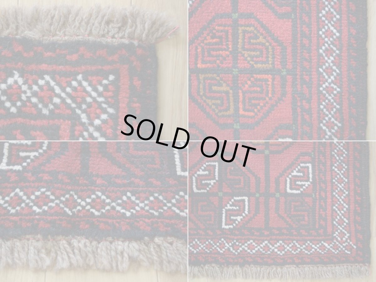 画像9: 中古品 ペルシャ 部族絨毯 グーチャン 縦1.7m 横1.1m 2㎡ 2人掛けソファ センターテーブル サイズ 165 x 107 cm No.Z206 ウール 手織り トライバル ラグ 敷物 マット カーペット 幾何学模様 ヴィンテージ ビンテージ  赤 b-z206-165107h06-87 (9)