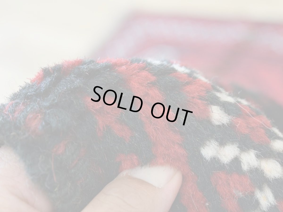 画像13: 中古品 ペルシャ 部族絨毯 グーチャン 縦1.7m 横1.1m 2㎡ 2人掛けソファ センターテーブル サイズ 165 x 107 cm No.Z206 ウール 手織り トライバル ラグ 敷物 マット カーペット 幾何学模様 ヴィンテージ ビンテージ  赤 b-z206-165107h06-87 (13)