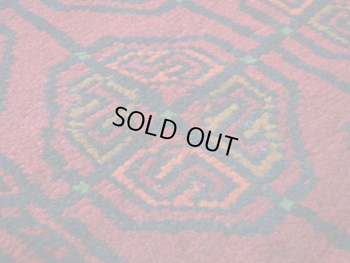 画像11: 中古品 ペルシャ 部族絨毯 グーチャン 縦1.7m 横1.1m 2㎡ 2人掛けソファ センターテーブル サイズ 165 x 107 cm No.Z206 ウール 手織り トライバル ラグ 敷物 マット カーペット 幾何学模様 ヴィンテージ ビンテージ  赤 b-z206-165107h06-87 (11)