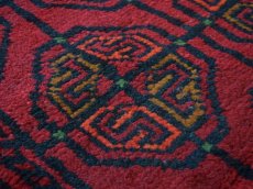 画像11: 中古品 ペルシャ 部族絨毯 グーチャン 縦1.7m 横1.1m 2㎡ 2人掛けソファ センターテーブル サイズ 165 x 107 cm No.Z206 ウール 手織り トライバル ラグ 敷物 マット カーペット 幾何学模様 ヴィンテージ ビンテージ  赤 b-z206-165107h06-87 (11)