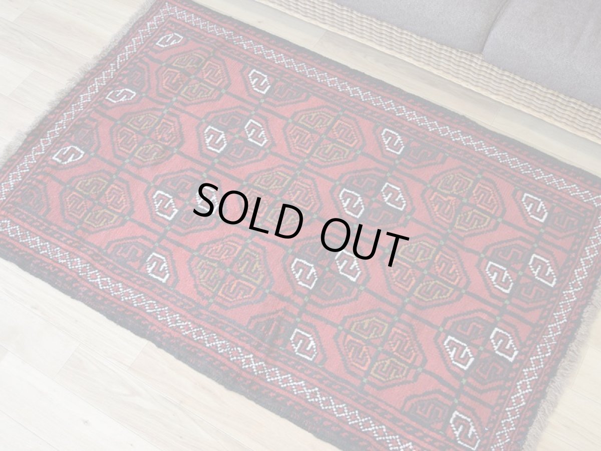 画像18: 中古品 ペルシャ 部族絨毯 グーチャン 縦1.7m 横1.1m 2㎡ 2人掛けソファ センターテーブル サイズ 165 x 107 cm No.Z206 ウール 手織り トライバル ラグ 敷物 マット カーペット 幾何学模様 ヴィンテージ ビンテージ  赤 b-z206-165107h06-87 (18)