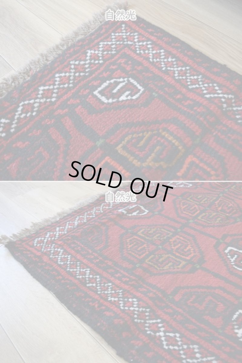 画像7: 中古品 ペルシャ 部族絨毯 グーチャン 縦1.7m 横1.1m 2㎡ 2人掛けソファ センターテーブル サイズ 165 x 107 cm No.Z206 ウール 手織り トライバル ラグ 敷物 マット カーペット 幾何学模様 ヴィンテージ ビンテージ  赤 b-z206-165107h06-87 (7)