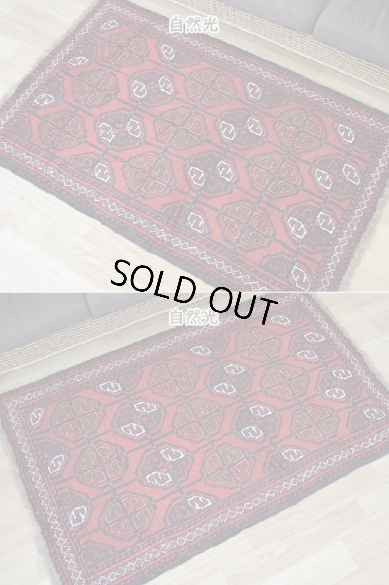 画像4: 中古品 ペルシャ 部族絨毯 グーチャン 縦1.7m 横1.1m 2㎡ 2人掛けソファ センターテーブル サイズ 165 x 107 cm No.Z206 ウール 手織り トライバル ラグ 敷物 マット カーペット 幾何学模様 ヴィンテージ ビンテージ  赤 b-z206-165107h06-87 (4)