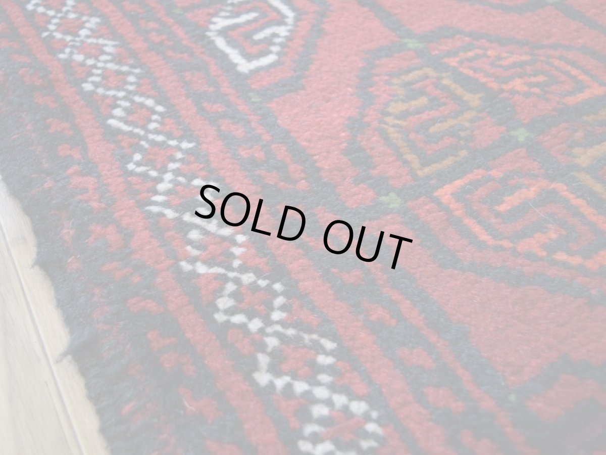 画像12: 中古品 ペルシャ 部族絨毯 グーチャン 縦1.7m 横1.1m 2㎡ 2人掛けソファ センターテーブル サイズ 165 x 107 cm No.Z206 ウール 手織り トライバル ラグ 敷物 マット カーペット 幾何学模様 ヴィンテージ ビンテージ  赤 b-z206-165107h06-87 (12)