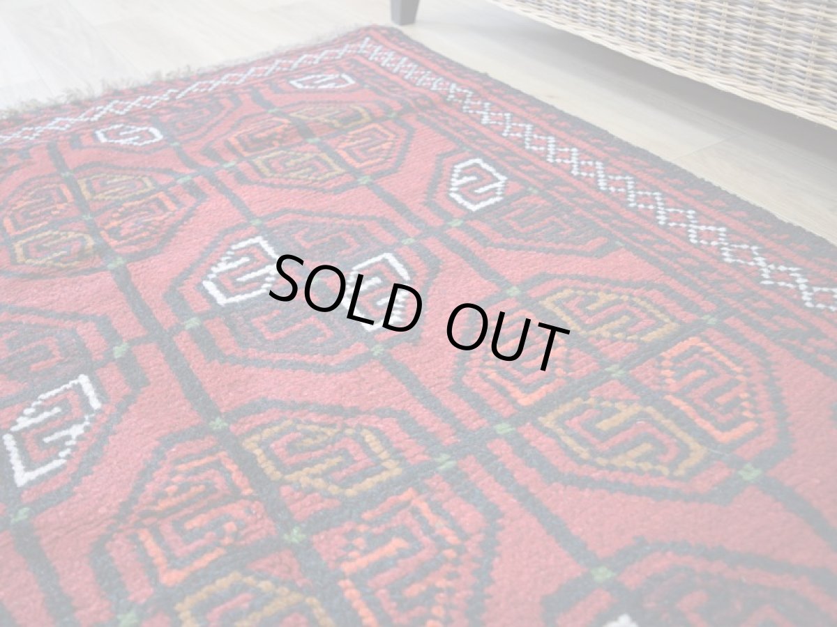 画像20: 中古品 ペルシャ 部族絨毯 グーチャン 縦1.7m 横1.1m 2㎡ 2人掛けソファ センターテーブル サイズ 165 x 107 cm No.Z206 ウール 手織り トライバル ラグ 敷物 マット カーペット 幾何学模様 ヴィンテージ ビンテージ  赤 b-z206-165107h06-87 (20)