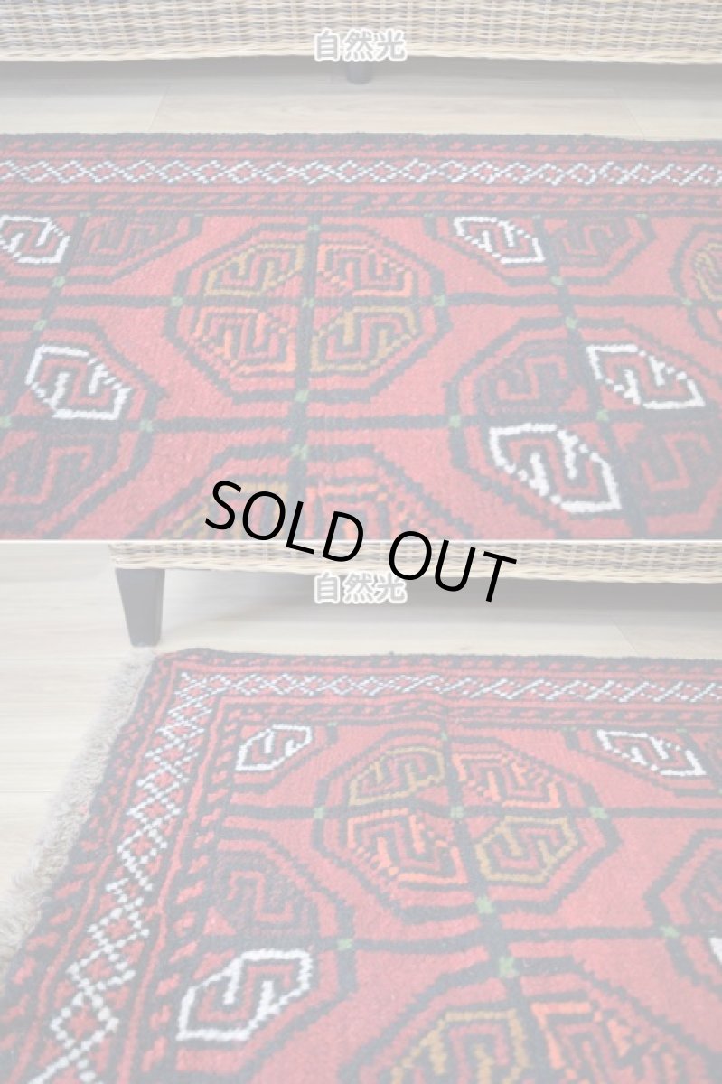 画像5: 中古品 ペルシャ 部族絨毯 グーチャン 縦1.7m 横1.1m 2㎡ 2人掛けソファ センターテーブル サイズ 165 x 107 cm No.Z206 ウール 手織り トライバル ラグ 敷物 マット カーペット 幾何学模様 ヴィンテージ ビンテージ  赤 b-z206-165107h06-87 (5)